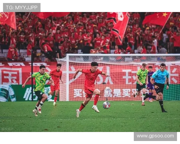 中国足球队备战亚洲杯 新帅目标冲击四强 训练状态积极备战赛事