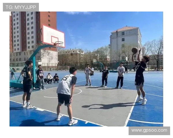 全力以赴迎接挑战 全国高校篮球赛激烈开赛 球员拼搏 展现青春风采