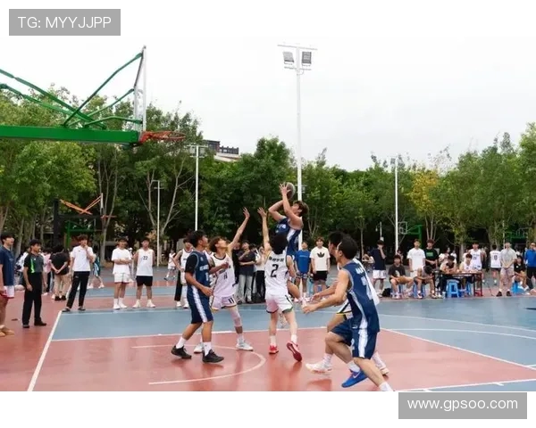 以篮球为纽带激发青春活力展现团队精神与拼搏力量