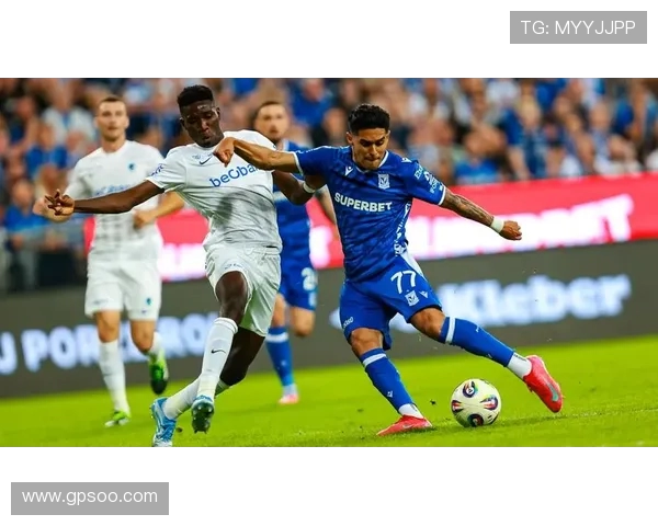 亨克与莱克的激烈对决揭示了足球战术的博弈与团队合作的重要性 亨克与莱克的激烈对决揭示了足球战术的博弈与团队合作的重要性